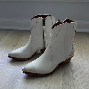 NWT White Western Beast Fashion Booties Size 6